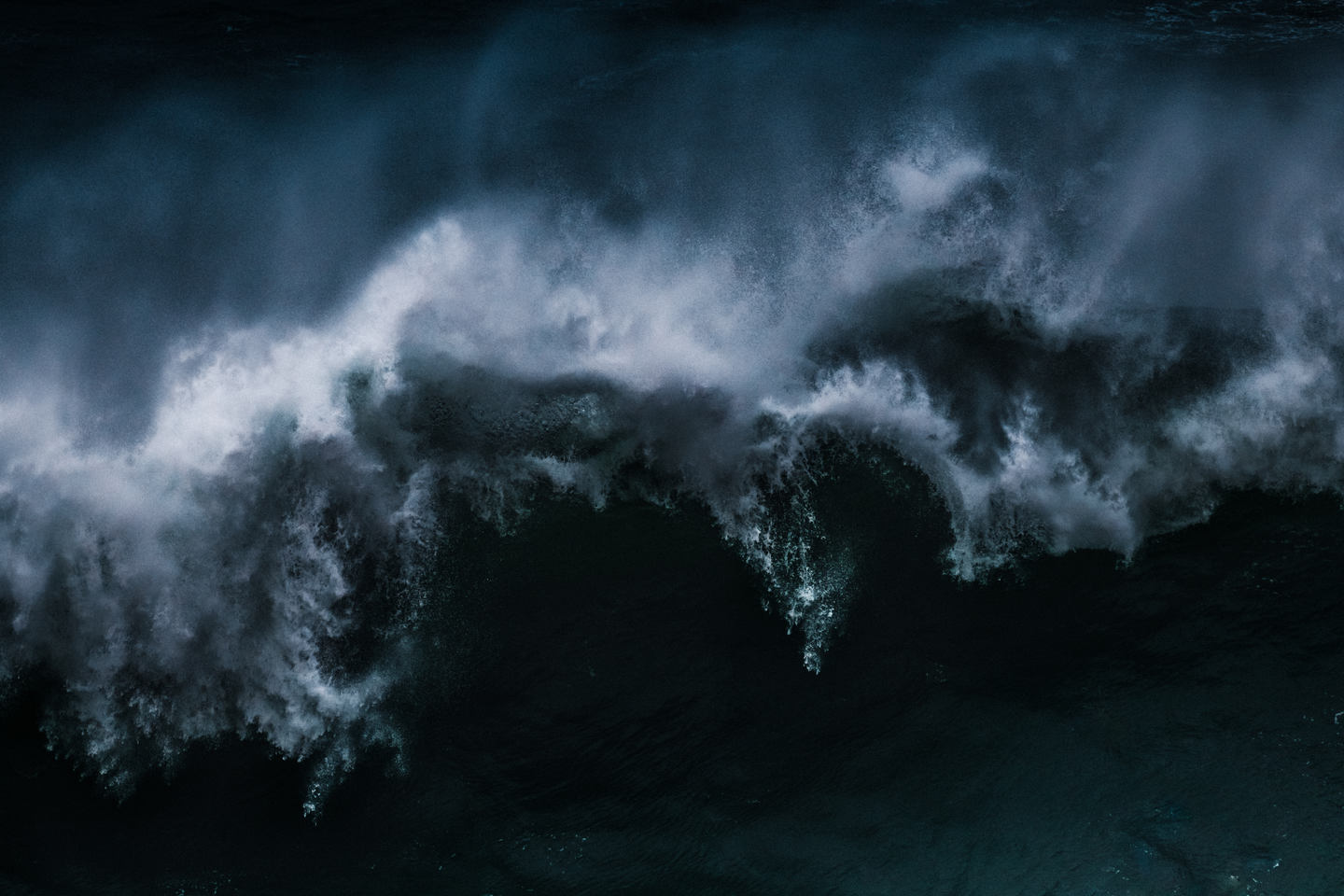 Photography of Powerful Waves in Portugal by Jan Erik Waider