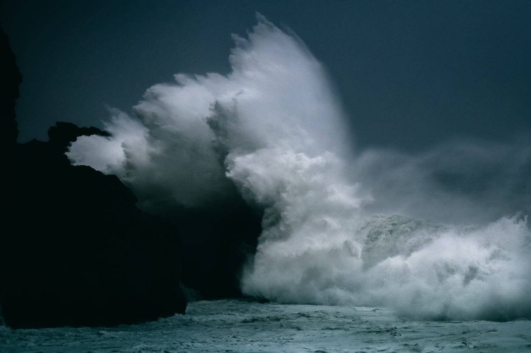 Dramatic Waves Crashing on Shore