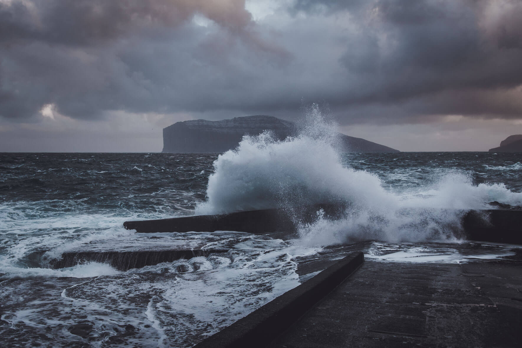 Страна штормов. Фарерские острова шторм. Исландия Атлантический океан. Каспийское море шторм. Исландия Атлантический океан берег шторм.